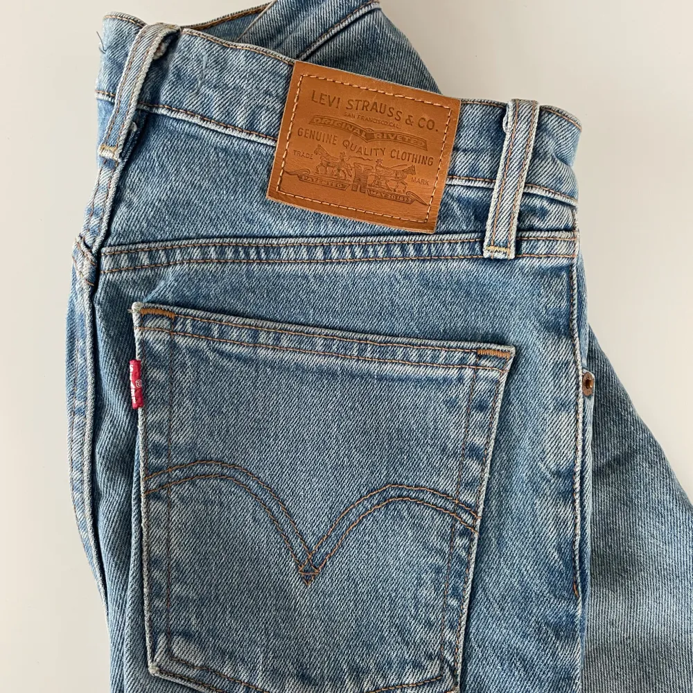 Jeans äkta Levis w26, köpta för 1100:- för några år sedan. Inga defekter och man får sjukt fin rumpa i den 🍑 Det skär i hjärtat att sälja dem men de är för små 💔Har inga fler bilder. 💫🌸🌷. Jeans & Byxor.