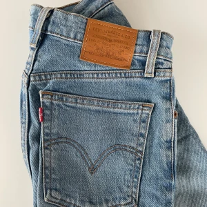 Levis Jeans - Jeans äkta Levis w26, köpta för 1100:- för några år sedan. Inga defekter och man får sjukt fin rumpa i den 🍑 Det skär i hjärtat att sälja dem men de är för små 💔Har inga fler bilder. 💫🌸🌷