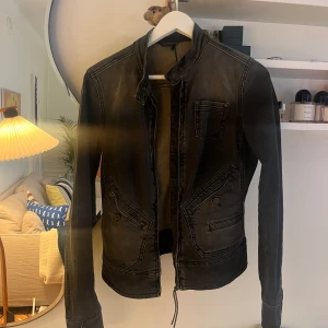 Moto Jeansjacka - Jeansjacka från Sisley i bra skick!! Passar S-M 💖