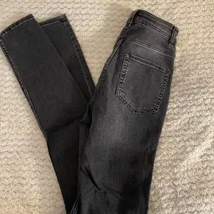 Skinny jeans, i storlek 34. Säljes på grund av det ej kommer till användning🤍 i bra sick