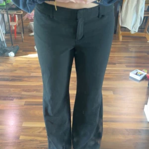 Kostymbyxor lågmidjade  - Lågmidjade kostymbyxor, super fina! Storleken är lite oklar men passar mig som har 38 i byxor. De är lite utsvängda nedtill
