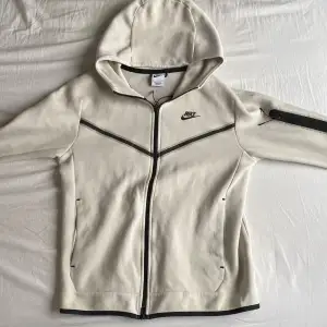 Säljer nu min fina Nike tech fleece i storlek S. Den är i färgen cream white därmed inte hel vit.  Endast använd ett fåtal gånger.   Mvh Oliver 