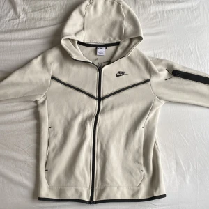 Nike tech fleece - Säljer nu min fina Nike tech fleece i storlek S. Den är i färgen cream white därmed inte hel vit.  Endast använd ett fåtal gånger.   Mvh Oliver 