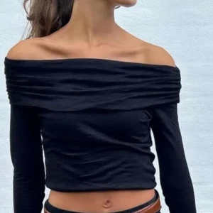 Off shoulder top - Svart i strl S, aldrig använd 