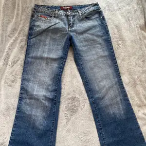 Jättefina lågmidjade bootcut jeans. Storleken är oklar då det inte står men skulle säga att de passar som 38/40. Midjemått tvärs över 38 cm. Aldrig använda💗