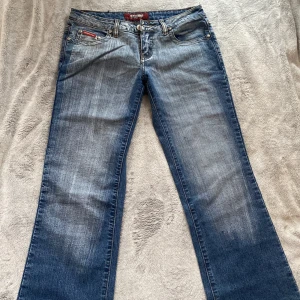 Jeans - Jättefina lågmidjade bootcut jeans. Storleken är oklar då det inte står men skulle säga 38. Midjemått tvärs över 38 cm och innerbenslängd 80. Aldrig använda, pris kan diskuteras💗
