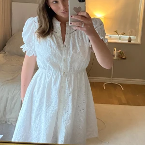 Studentklänning BA&SH  - Nyskick, beställde tyvärr fel storlek och gick inte att returnera, nypris ca 3000, 295 USD. Storlek 2 motsvarande medium. Perfekta studentklänningen! Modellen heter ”BA&SH Beky Eyelet Short Sleeve Button Front Mini Dress” som är helt slutsåld!