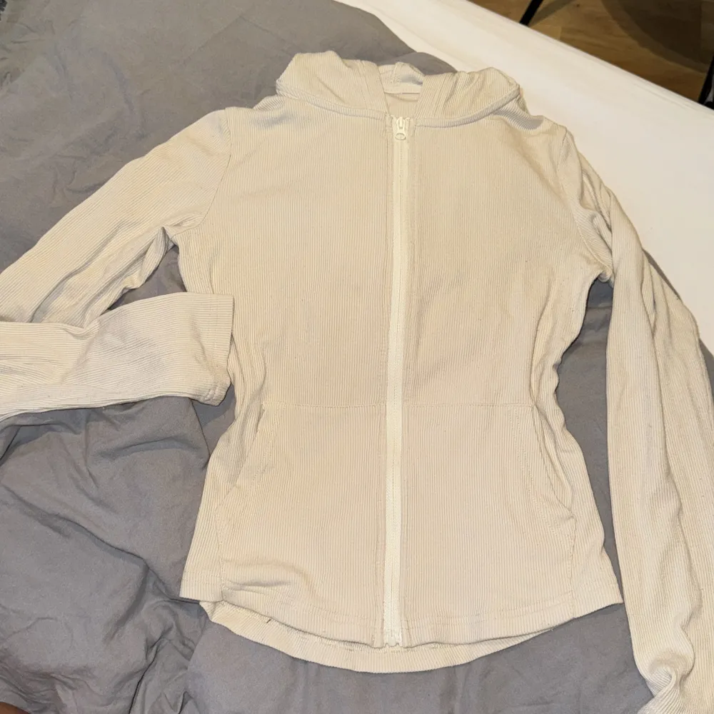 Slutsåld kofta från Shein samma material som skims klänningarna!💛✨ färgen är krämvit / beige. Tröjor & Koftor.