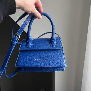 En blå väska från shein som jag köpte för längesen och aldrig har använt😊🫶🏼