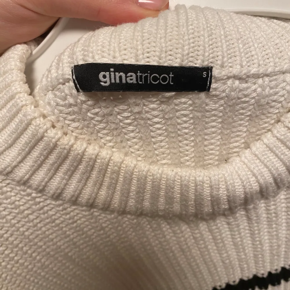 Säljer min superfina stickade tröja från Gina tricot🌻  Inköptes för 500-600kr  Säljer för 150kr + frakt 🌻 Storlek s . Stickat.
