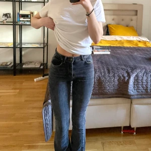 Jeans  - Jättefina mörkgrå jeans men säljer då de är lite för små för mig. 