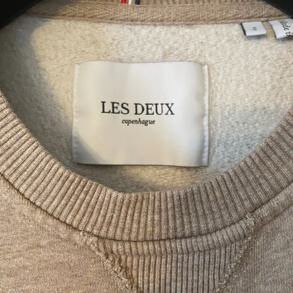 Säljer denna sweatshirten från les deux. Den är beige med mörkgrön text. Nypris 1000 kr. Den är i väldigt bra skick. Det finns inga defekter på tröjan.. Tröjor & Koftor.