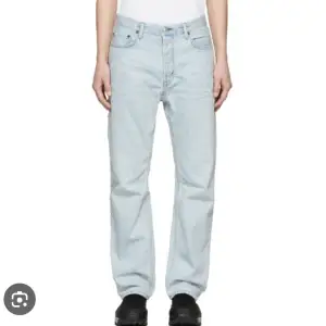 Nya jeans från Acne Studios i modellen Land, färgen light blue. Storlek 32/30. Helt nya, säljer åt min bror då de inte kommit till användning. Innerbenslängd ca 72 cm. Nypris 3700 kr. Skriv vid frågor eller för fler bilder :)