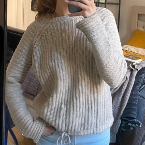 Tjocktröja  - Superfin tjocktröja från Massimo Dutti, använd ett fåtal gånger. Storlek L men liten i storleken så passar även från strl Xs.