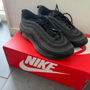 Nike Air Max 97 - Säljer dessa Nike Air Max 97 då dom blivit för små Skorna är i bra skick Storlek 40,5 Nypris 2300kr Mitt pris 500kr