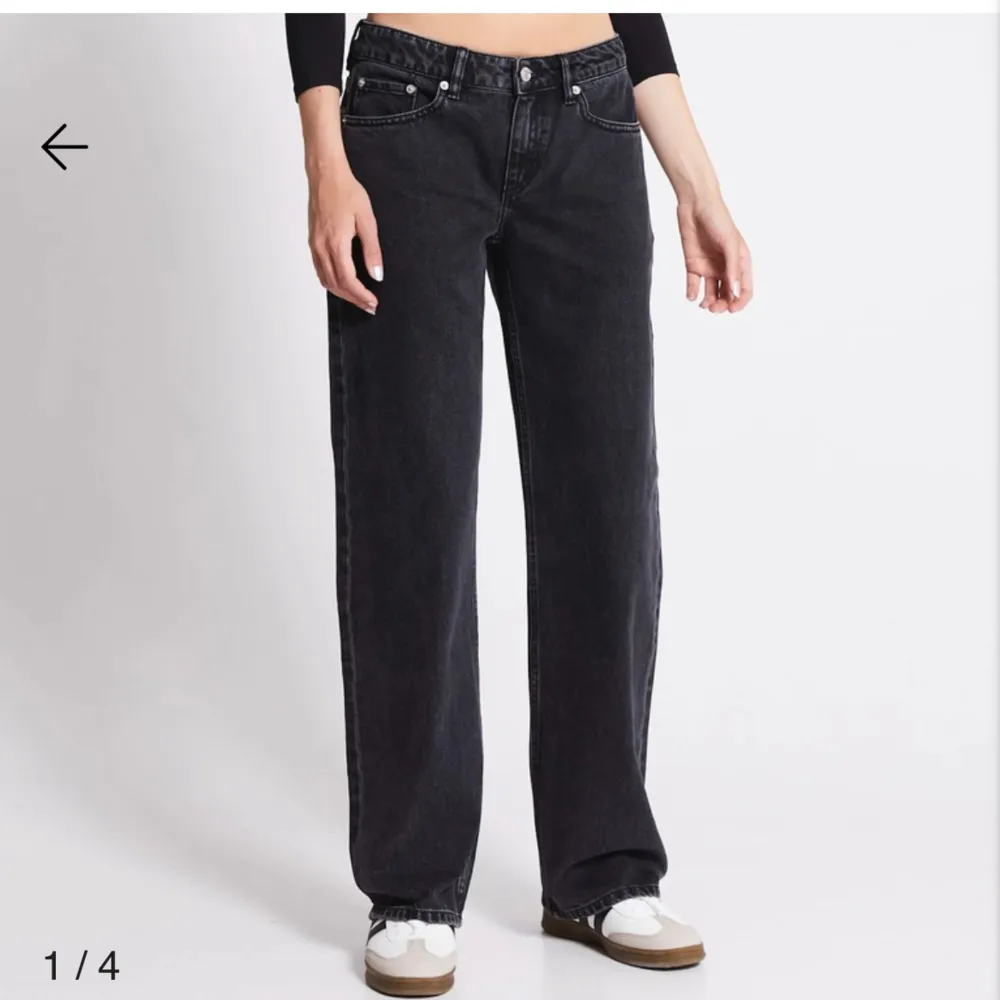Säljer dessa lågmidjade jeans från lager 157 i modellen ”low rider” då jag har flera liknande jeans🥰 inga defekter, storlek XXS men passar även XS och liten S beroende på hur man vill att de sitter. Jeans & Byxor.