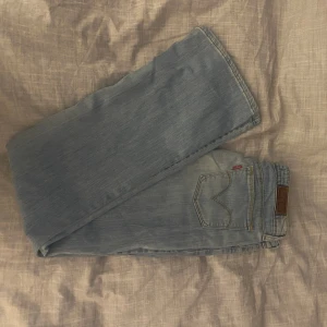 levis bootcut  - intressekoll på mina ljusblå levis 572.  low waist och bootcut. ett litet hål på låret men inget som syns.  kom privat för frågor💞 