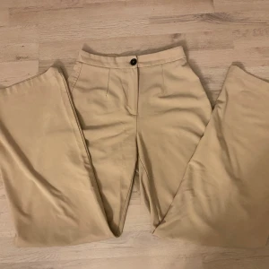  Beiga kostymbyxor  - Beiga kostymbyxor från bershka. Pris går att diskutera. Skriv för fler bilder. 