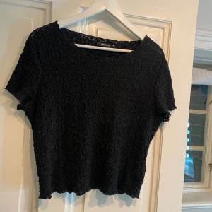 Topp Gina tricot - Jättefin topp från Gina tricot! Materialet är lite genomskinligt(skriv för fler bilder!!❣️) säljes då den är i fel storlek💕