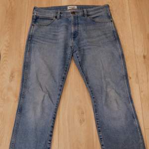 Säljer dessa par Wrangler jeans I mycket fint skick! Modell heter Larston. Storleken är W31 L34. Skriv gärna om du har någon fråga!