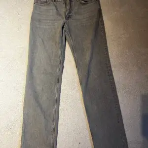 Grå Lågmidjade jeans från gina tricot i modellen low straight. Strl 38
