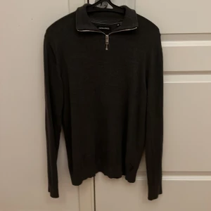 Halv zip (grå) - säljer nu en clean jack & jones halv zip (grå) bra skick knappast använd pga växt ur den