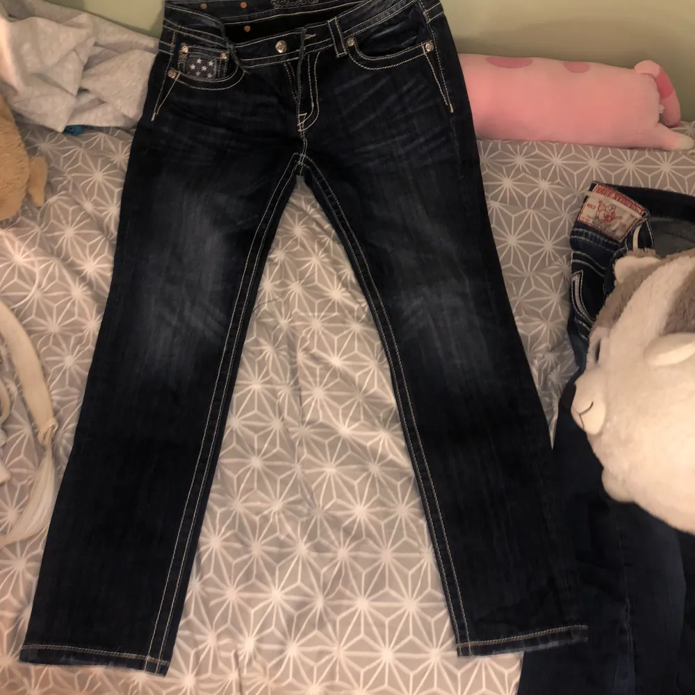 Skitsnygga miss me jeans som jag köpte precis på Vinted men säljer för att de inte passar mig. Superbra skick o inga defekter. Storlek: 31, Midjemått: 42cm, Längd: 100 cm, Innerben: 77cm, Skriv om du har fler frågor💋 (Dom e skinny men lite mer raka). Jeans & Byxor.