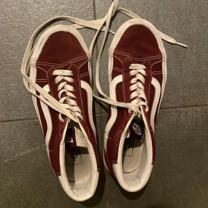 Vans skor - Fina mer åt det vinröda hållet 