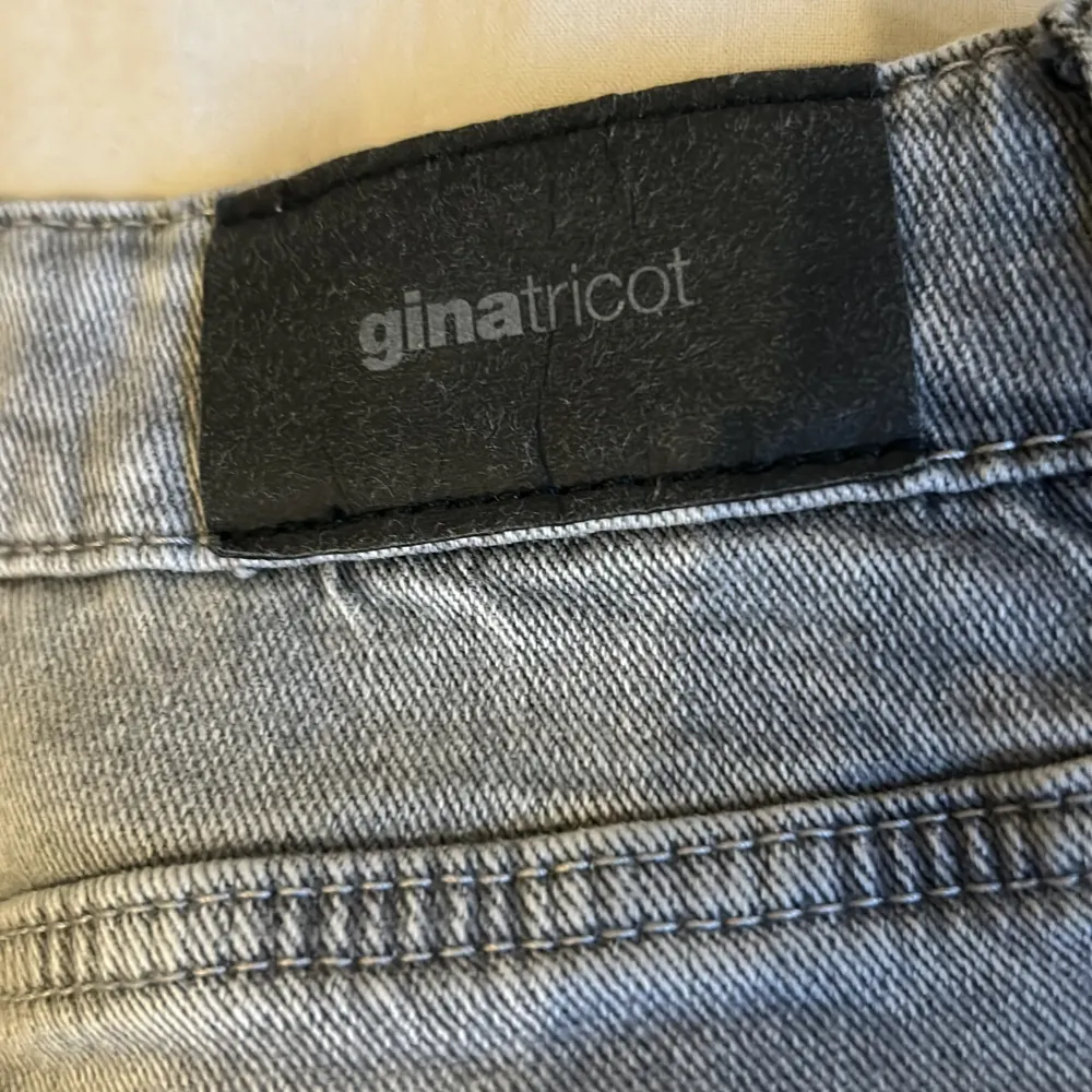 Ett par snygg grå låg midjade bootcut jeans. Bra skick, är lite slitna där nere men var så när jag köpte dom. . Jeans & Byxor.