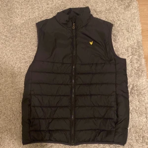 Lyle and scott väst - Lyle and scott väst i bra skick