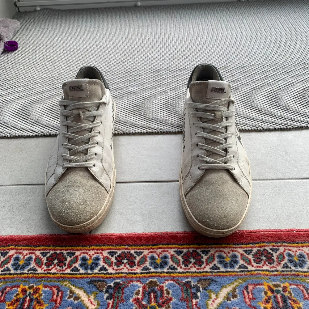 Dessa skor är från Karl Lagerfeldt och sitter stilrent och snyggt. Dessa liknar golden goose med lite smutsig stil från köp. Dom är ytterst använda och kommer med orginal box samt dustbag. Modell: stencil lo white leather och säljs inte längre. Skor.