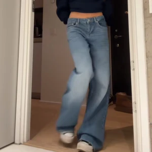 Blåa jeans - Säljer helt nya jätte fina jeans från nakd, använda en gång, lånade bilder!! Hon är 162 på bilderna, jag är 174 och de gick ner till marken på mig nästan💖💖