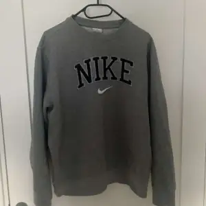 Nike sweatshirt i bra skick 