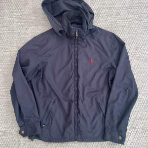 Ralph Lauren Windbreaker, Storlek M passar S, skicket är bra förutom liten defekt, syns på tredje bilden. Priset kommer ligga på 599, pm vid frågor!