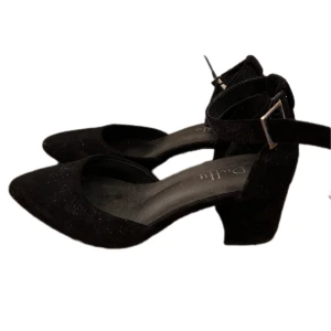 Klackskor  - Har använt dem 1 gång på nyår.  Mycket bra skick. Storlek 38 