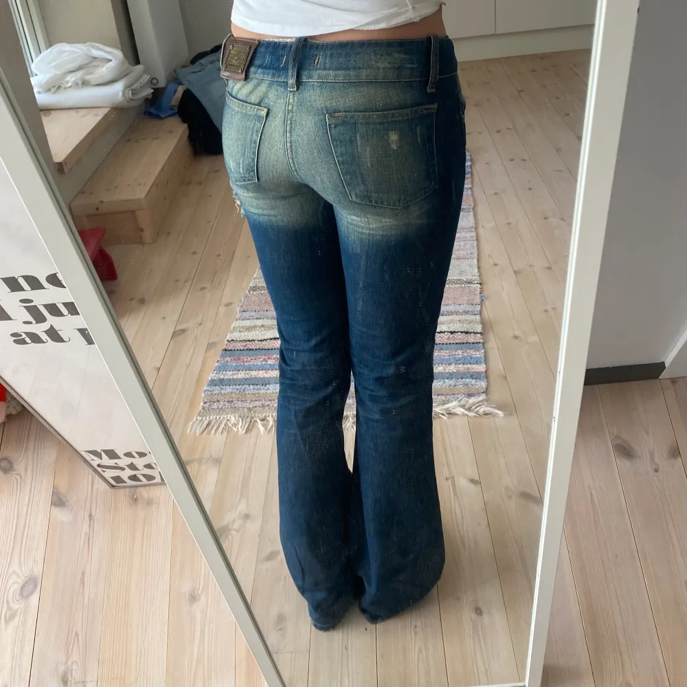 intressekoll på dessa sjukt snygga jeans från diesel🙌🙌🙌 säljer endast vid bra pris så kom med förslag🤩 är 170 för referens kom privat för mått. ❗️kolla min profil har lagt upp flera jeans!!❗️. Jeans & Byxor.