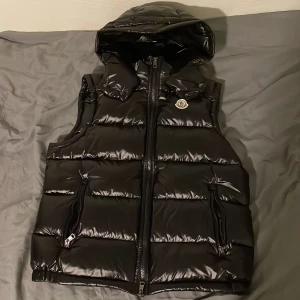 Moncler men, Bormes down vest, black - Storlek 3, västen är i bra skick skulle säga 8-9 av 10, använd 2-3 gånger, hör av er för mer info eller om ni vill ha mer bilder, pris kan diskuteras vid snabb och smidig affärer😁