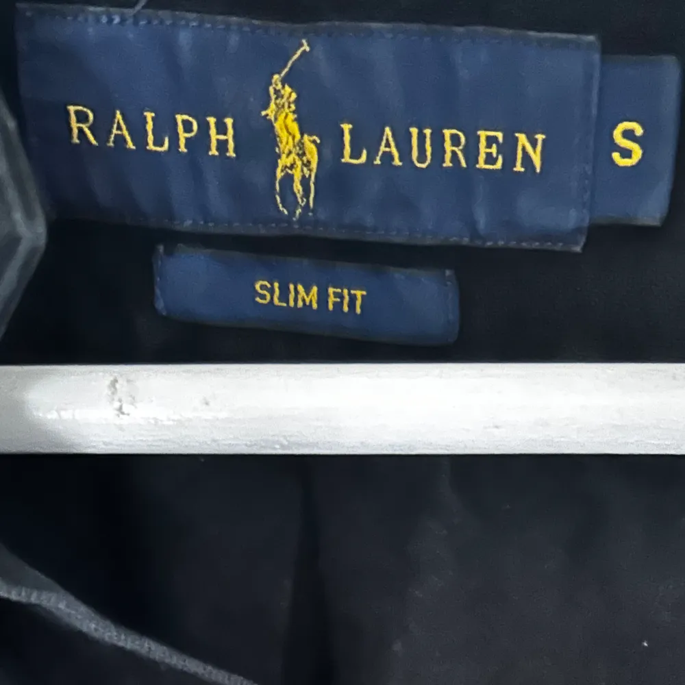 Superfin skjorta från Ralph lauren som knappt är använd och det syns knappt heller att man haft på sig den. Inga skador eller hål och så. Jätteskönt passform. Skriv Om ni undrar något . Skjortor.