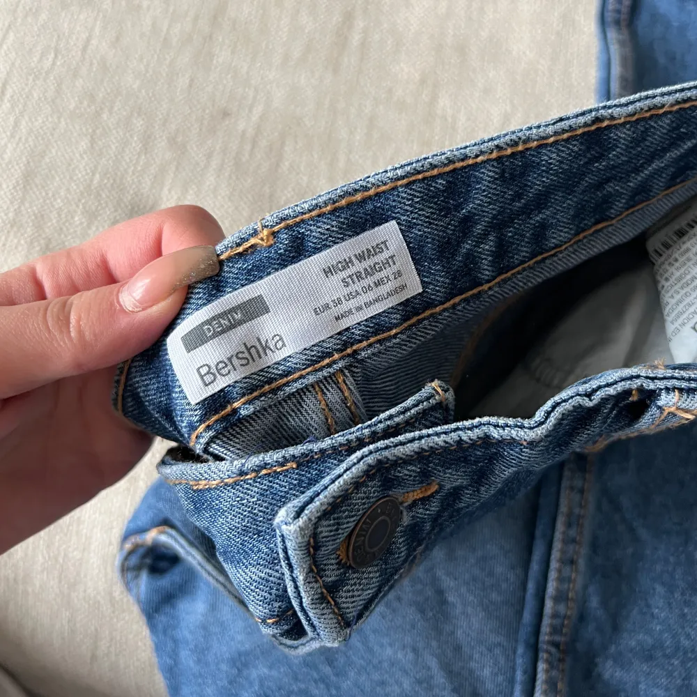 Blå jeans från bershka i storlek 38 oanvända 🌷 raka högmidjade!. Jeans & Byxor.