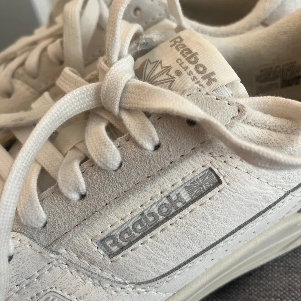 Ett par helt nya Reebok sneakers i grå/beige. Skorna är köpta på Zalando och endast testade, men går inte att skicka tillbaka! Nyskick i st 38,5💕originalpris 1335kr. Skor.