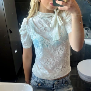 Spets blus - Så fin spets blus med knyte. Aldrig använd! Köp via köp nu ❤️‍🔥❤️‍🔥