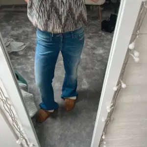 Jättesnygga lågmidjade jeans! Köpta secondhand men dom var tyvärr för korta för mig💗💗 (Den första bilden är inte min)  Mått:  Midja rakt över: 39 cm  Innebenslängd: 78 cm 