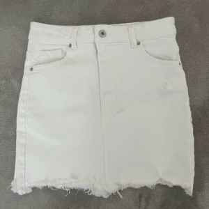 Vit jeanskjol - Säljer denna jeanskjol från Bershka. Köptes i Spanien för några år sedan men är helt oanvänd. 