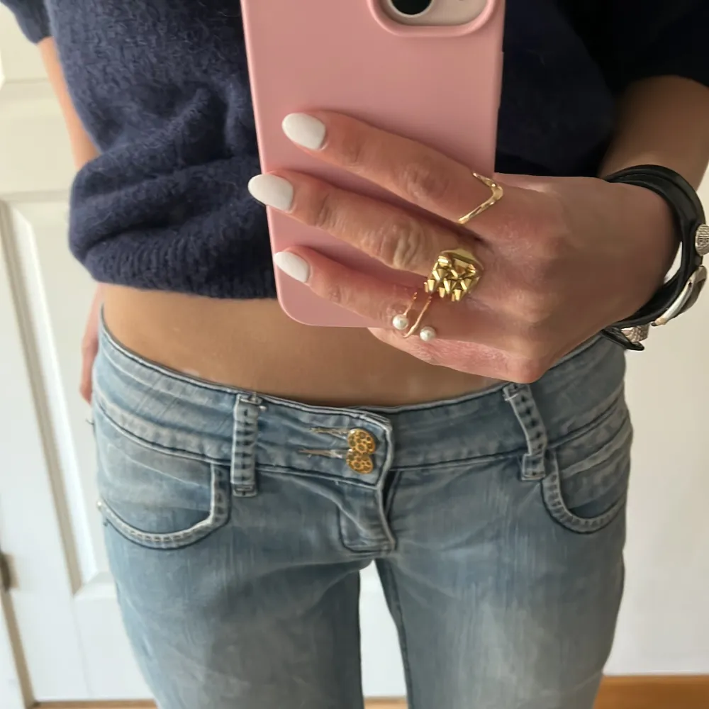 Säljer mina skitsnygga lågmidjade bootcut jeans då jag ej gillade passformen på dem, hör av er om ni har frågor eller funderingar❤️. Jeans & Byxor.