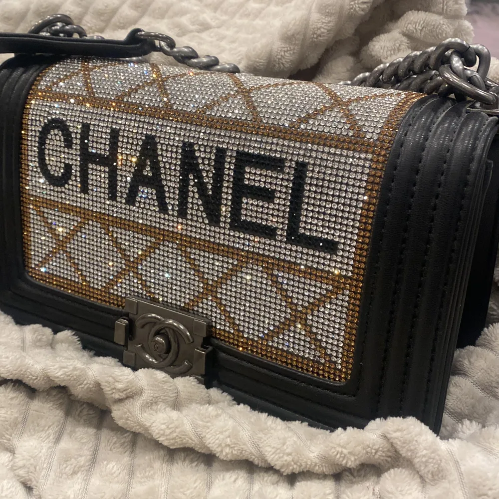 Jätte fin Chanel väska. Aldrig använd. . Accessoarer.