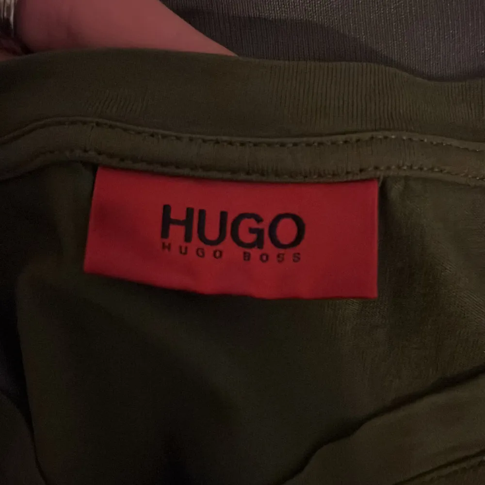 Hugo t shirt me reflex loga, perfekt till sommaren. T-shirts.