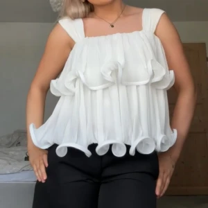 Volang topp - Super fin volang topp från nakd x lojsan Wallin.  Helt oanvänd med lapparna kvar. Slutsåld och finns inte kvar på hemsidan💞💞💞