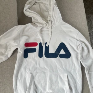FILA hoodie  - Vit FILA hoodie i väldigt bra skick. Storlek XS. 