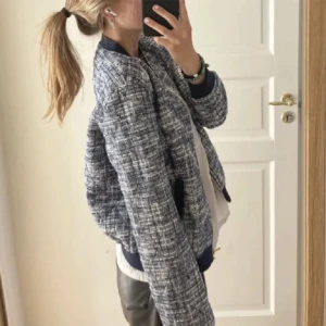 Jacka - Säljer denna super fina mönstrade jacka från Lindex då den inte kommer till användning💙  Lånade bilder, kom privat för egna💙