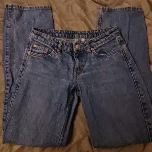 Aldrig använt sen jag köpte dom . Vanliga blåa jeans lite ljusblåa i färgen och dom är low waist 